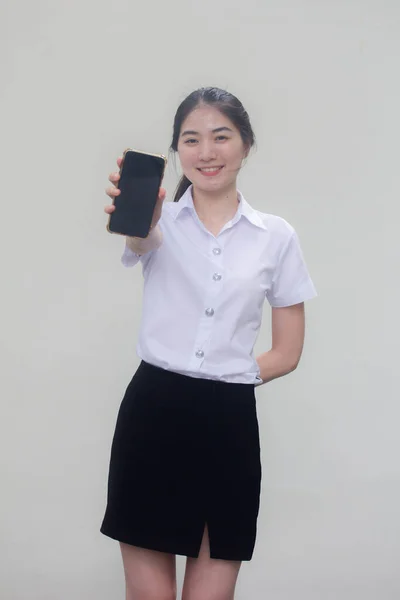 タイの成人女子大生制服美少女が電話と笑顔で — ストック写真