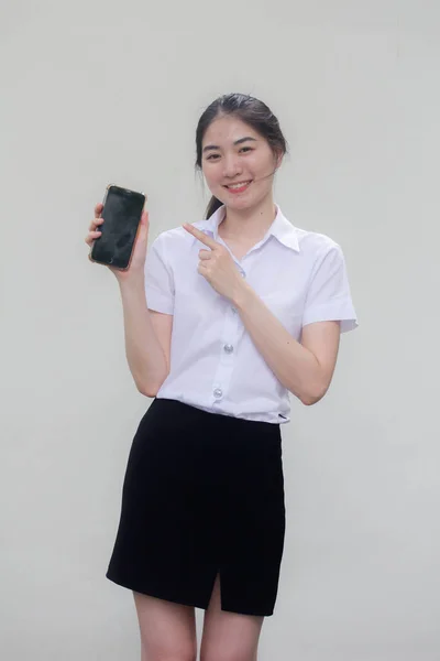 Thai Adult Student Universität Uniform Schöne Mädchen Zeigen Sie Telefon — Stockfoto