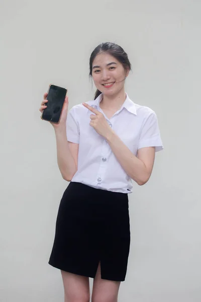 Thai Volwassen Student Universiteit Uniform Mooi Meisje Toon Haar Telefoon — Stockfoto