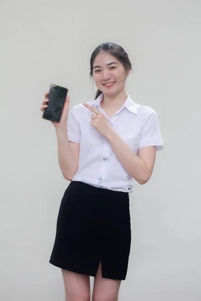 Tajski Dorosły Student Uniwersytet Mundur Piękny Dziewczyna Pokazać Jej Telefon — Zdjęcie stockowe