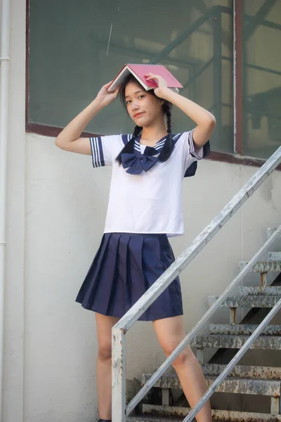 Gadis Cantik Remaja Jepang Dengan Seragam Pelajar Senang Dan Santai — Stok Foto
