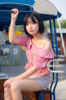 Asia Thai Teen Pembe tişört Güzel kız gülümse ve rahatla