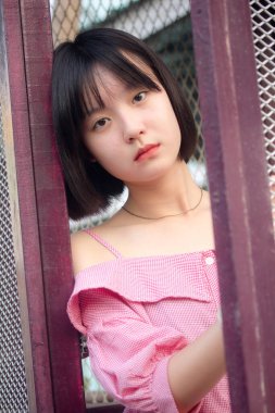 Asia Thai Teen Pembe tişört Güzel kız gülümse ve rahatla