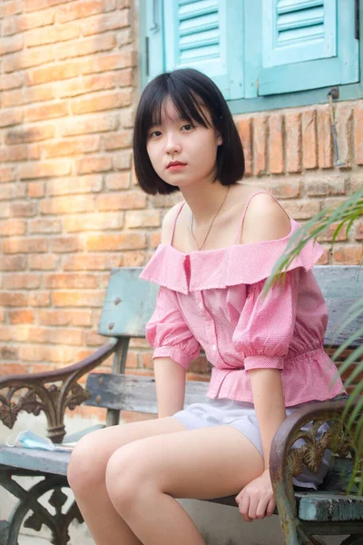 Asiatisch Thai Teen Pink Shirt Hübsch Mädchen Smile Und Entspannen — Stockfoto