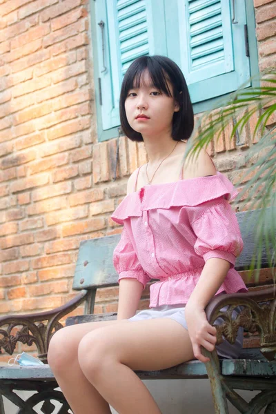 Ásia Tailandês Adolescente Rosa Shirt Linda Menina Sorriso Relaxar — Fotografia de Stock