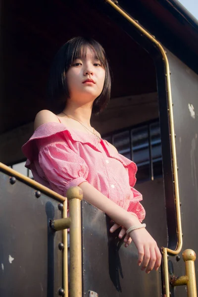 Asia Thai Tonåring Rosa Shirt Vacker Flicka Leende Och Koppla — Stockfoto