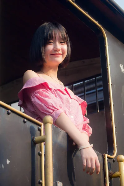 Ασία Thai Έφηβος Ροζ Shirt Όμορφο Κορίτσι Χαμόγελο Και Χαλαρώσετε — Φωτογραφία Αρχείου