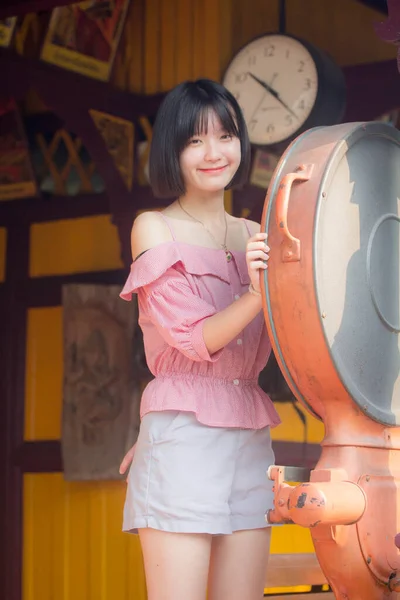 Asiático Tailandés Adolescente Rosa Camiseta Hermosa Chica Sonrisa Relajarse —  Fotos de Stock