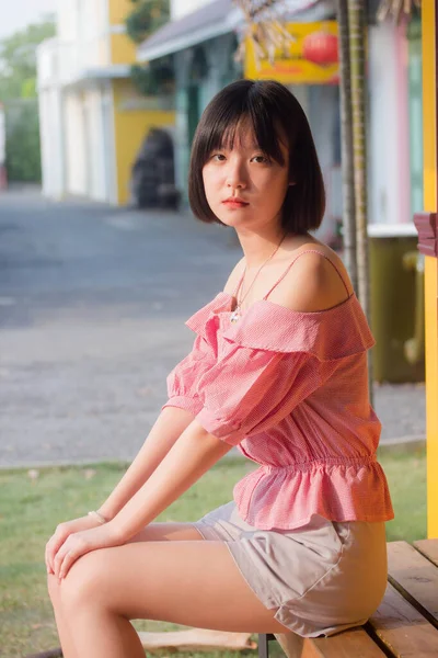 Asiático Tailandés Adolescente Rosa Camiseta Hermosa Chica Sonrisa Relajarse —  Fotos de Stock