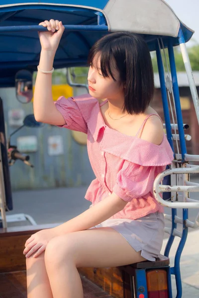 Ázsiai Tini Rózsaszín Póló Gyönyörű Lány Mosoly Pihenés — Stock Fotó