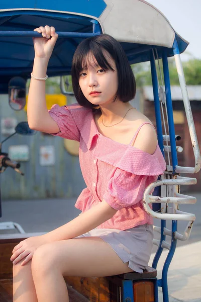 Asiático Tailandés Adolescente Rosa Camiseta Hermosa Chica Sonrisa Relajarse —  Fotos de Stock