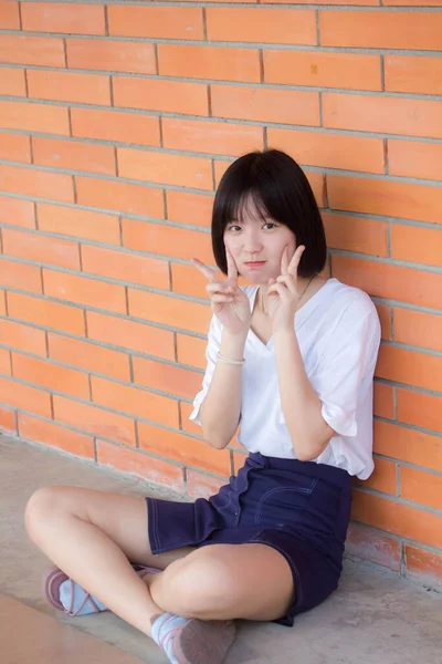 Ásia Tailandês Adolescente Cabelo Curto Branco Shirt Linda Menina Sorriso — Fotografia de Stock