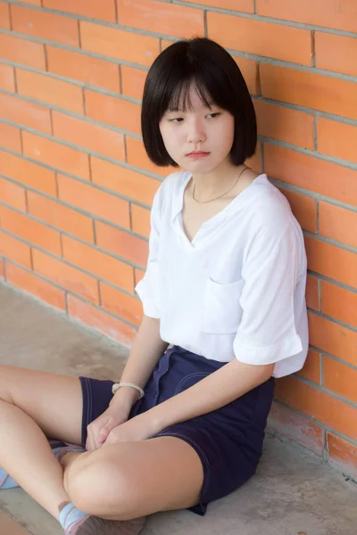 Ásia Tailandês Adolescente Cabelo Curto Branco Shirt Linda Menina Sorriso — Fotografia de Stock