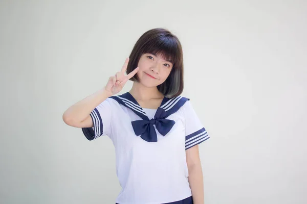 日本十多岁的漂亮女孩在学生胜利 — 图库照片