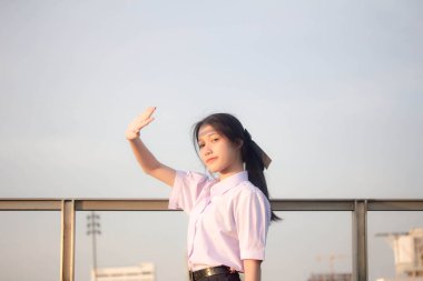 Taylandlı liseli üniformasının portresi. Genç güzel kız mutlu ve rahat.