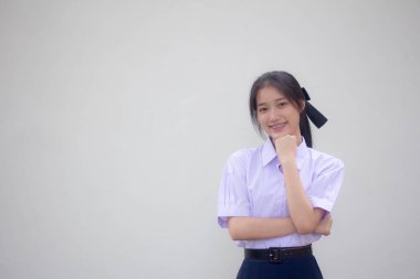 Tayland lisesi üniformasının portresi. Güzel kız. Düşün.