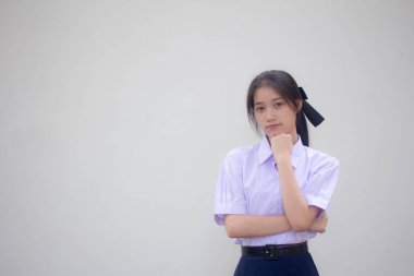 Tayland lisesi üniformasının portresi. Güzel kız. Düşün.