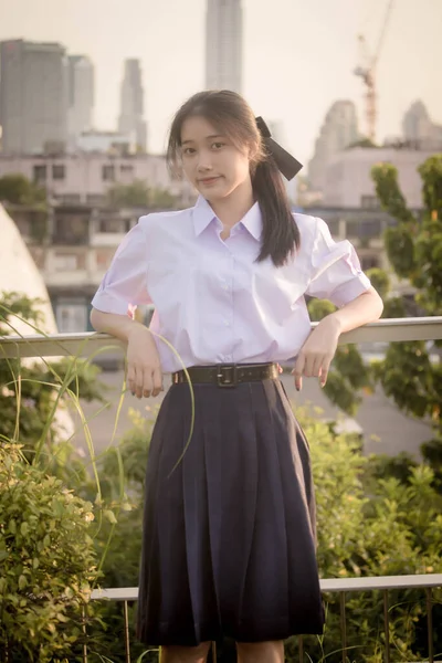 Portrait Thai Lycéen Uniforme Adolescent Belle Fille Heureux Détendre — Photo