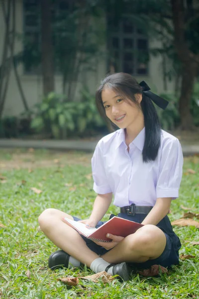 タイの高校生制服ティーン美しいです女の子幸せとリラックス — ストック写真