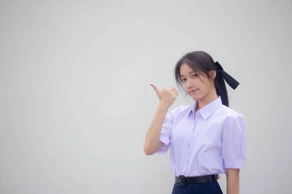 Taylandlı Liseli Üniformasının Portresi Güzel Bir Kız Işaret Ediyor — Stok fotoğraf