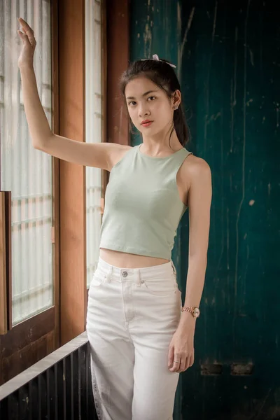 Retrato Tailandés China Adulto Hermosa Chica Verde Camisa Blanca Jeans — Foto de Stock