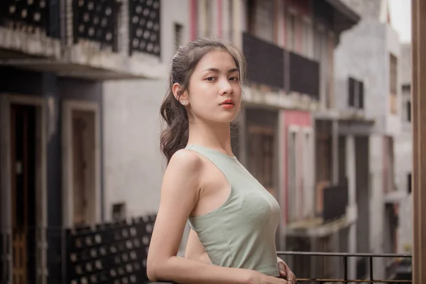 Portrait Thai Chine Adulte Belle Fille Chemise Verte Jeans Blancs — Photo