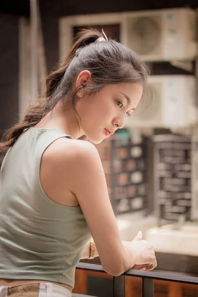 Retrato Tailandés China Adulto Hermosa Chica Verde Camisa Blanca Jeans — Foto de Stock
