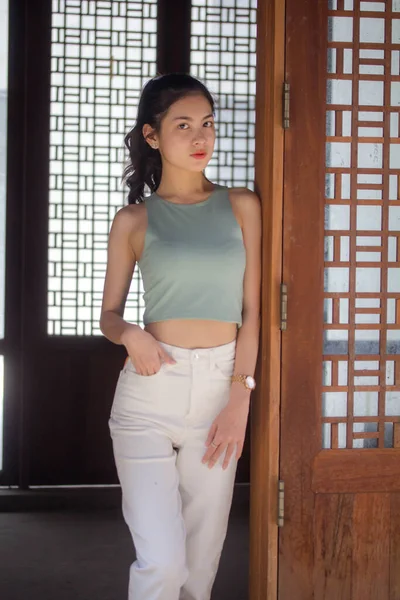 Portret Van Thai China Volwassene Mooi Meisje Groen Shirt Wit — Stockfoto