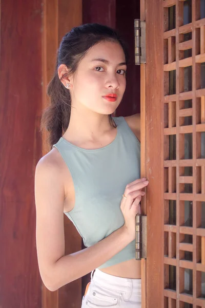 Portret Van Thai China Volwassene Mooi Meisje Groen Shirt Wit — Stockfoto