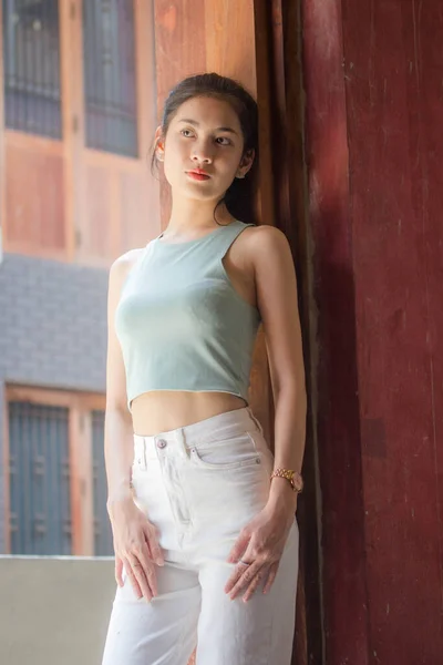 Retrato Tailandés China Adulto Hermosa Chica Verde Camisa Blanca Jeans —  Fotos de Stock