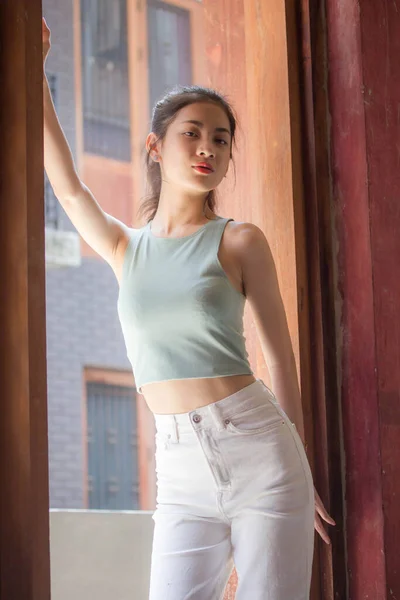 Portrait Thai Chine Adulte Belle Fille Chemise Verte Jeans Blancs — Photo