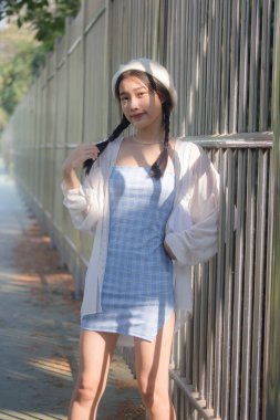 Asia thai teen blue dress güzel kız gülümse ve rahatla