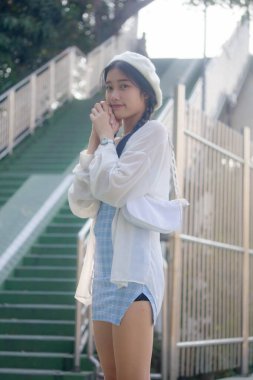 Asia thai teen blue dress güzel kız gülümse ve rahatla