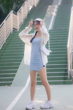 Asia thai teen blue dress güzel kız gülümse ve rahatla