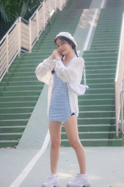 Asia thai teen blue dress güzel kız gülümse ve rahatla