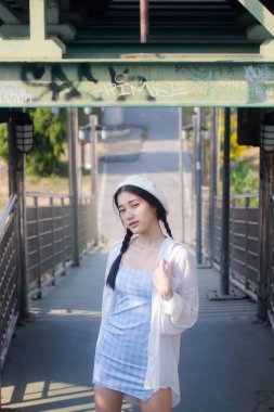 Asia thai teen blue dress güzel kız gülümse ve rahatla