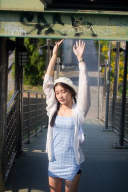 Asia thai teen blue dress güzel kız gülümse ve rahatla