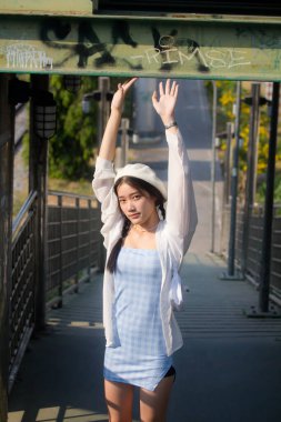 Asia thai teen blue dress güzel kız gülümse ve rahatla