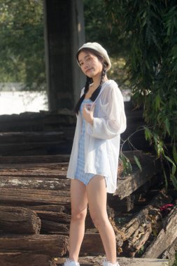 Asia thai teen blue dress güzel kız gülümse ve rahatla