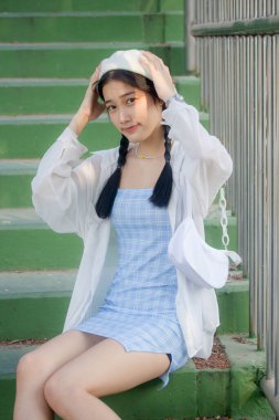 Asia thai teen blue dress güzel kız gülümse ve rahatla