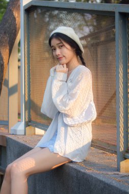 Asia thai teen blue dress güzel kız gülümse ve rahatla