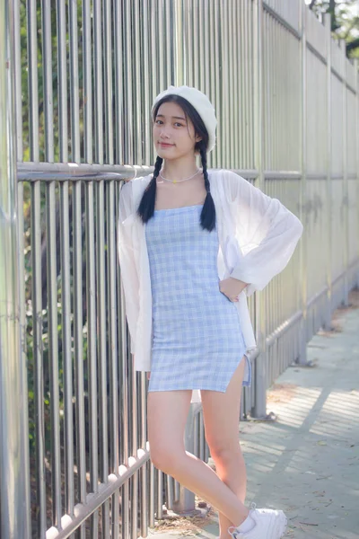 Asia thai teen blue dress güzel kız gülümse ve rahatla