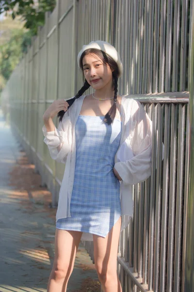 Ásia Tailandês Adolescente Azul Vestido Bonito Menina Sorriso Relaxar — Fotografia de Stock