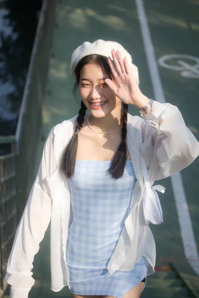 Asia thai teen blue dress güzel kız gülümse ve rahatla