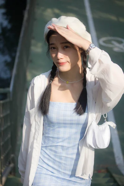 Ásia Tailandês Adolescente Azul Vestido Bonito Menina Sorriso Relaxar — Fotografia de Stock