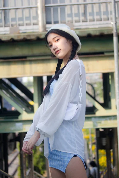 Ásia Tailandês Adolescente Azul Vestido Bonito Menina Sorriso Relaxar — Fotografia de Stock