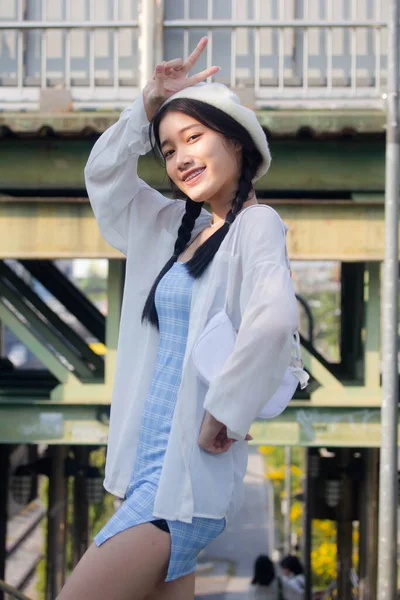 Ásia Tailandês Adolescente Azul Vestido Bonito Menina Sorriso Relaxar — Fotografia de Stock