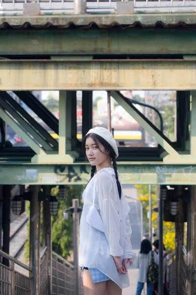 Asia thai teen blue dress güzel kız gülümse ve rahatla