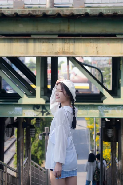 Asia thai teen blue dress güzel kız gülümse ve rahatla