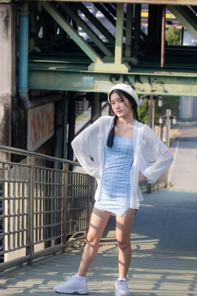 Asia thai teen blue dress güzel kız gülümse ve rahatla